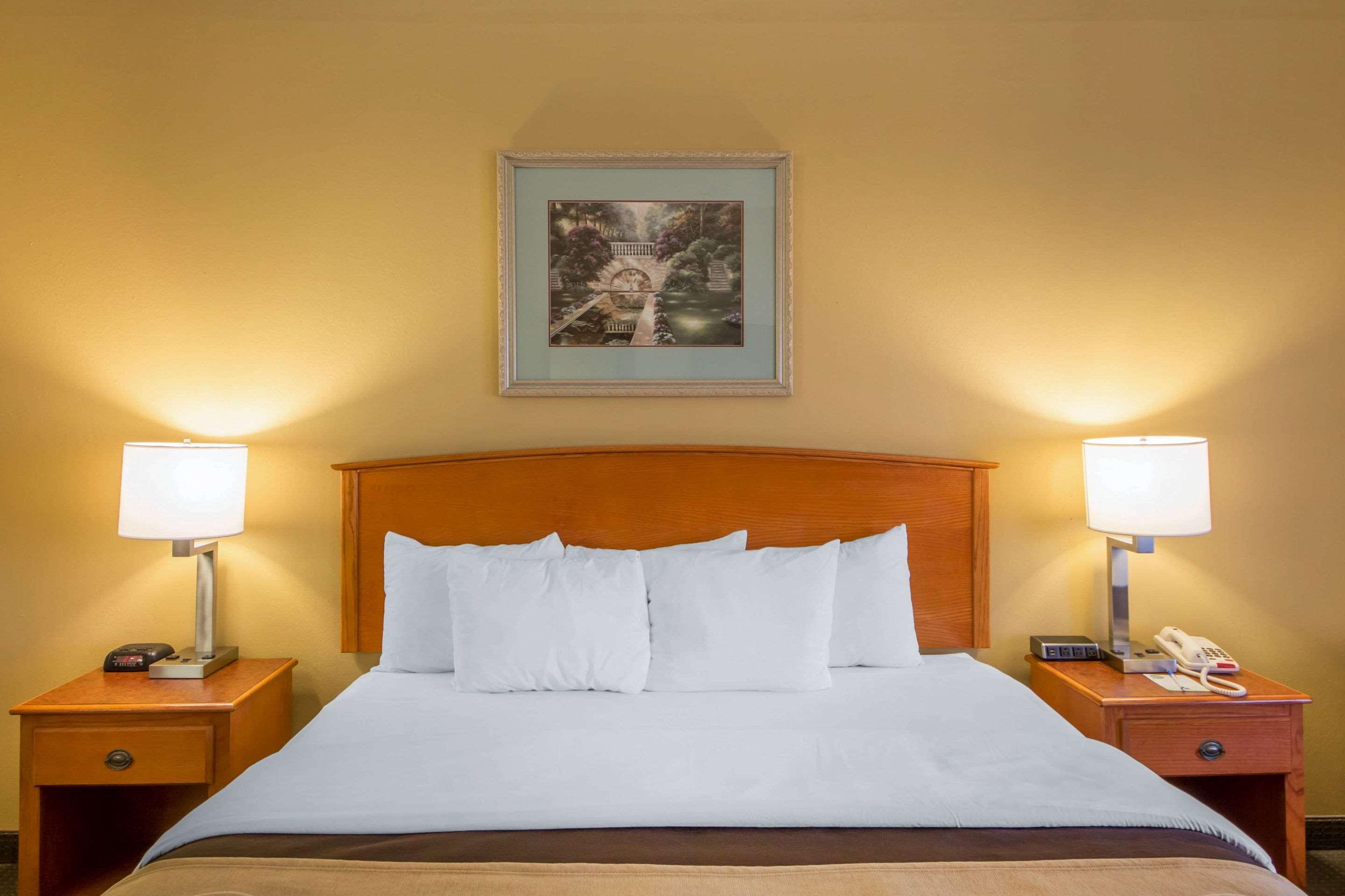 Quality Inn & Suites Midamerica Industrial Park Area Pryor Creek Bagian luar foto