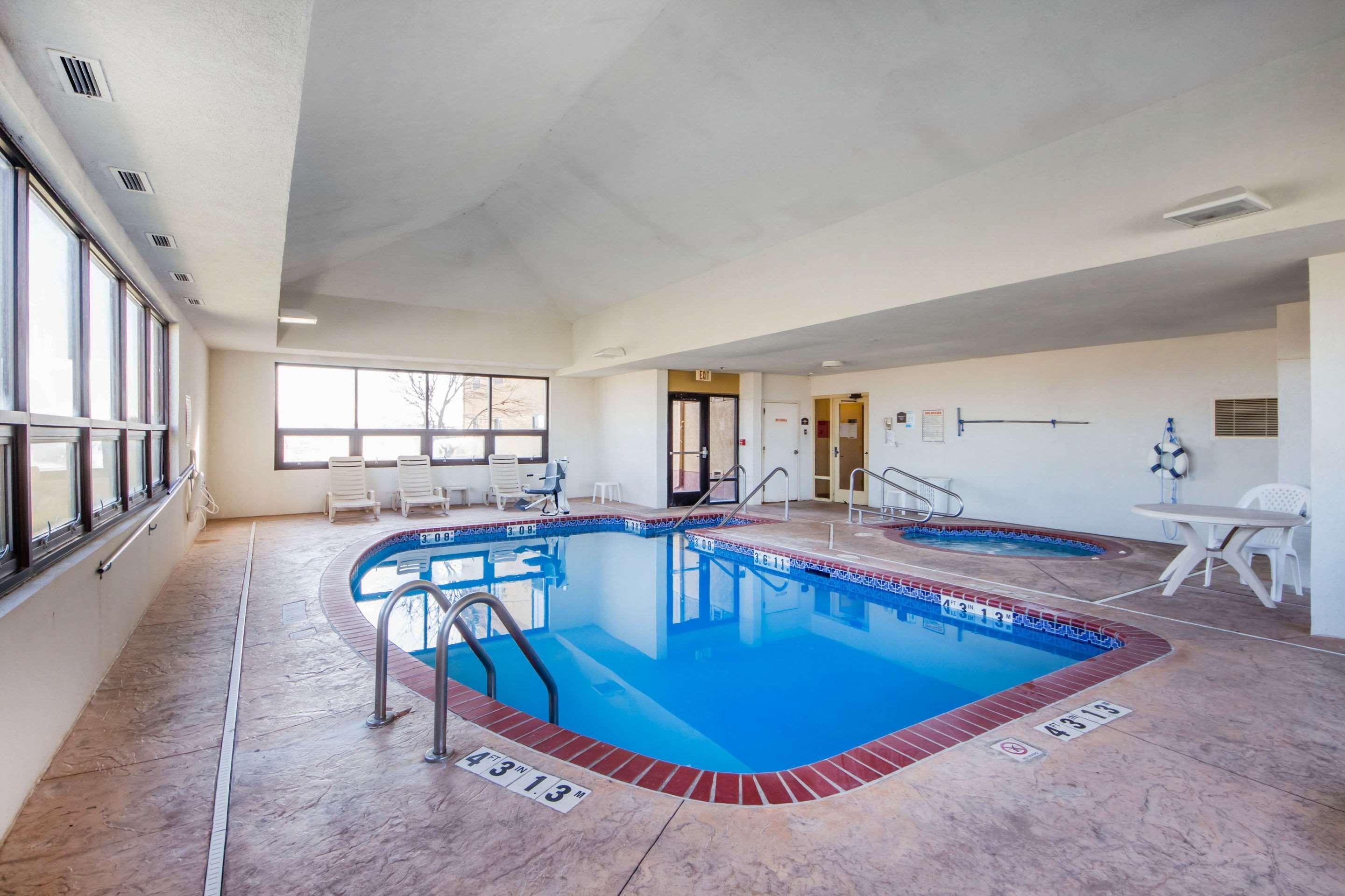 Quality Inn & Suites Midamerica Industrial Park Area Pryor Creek Bagian luar foto
